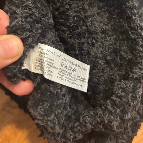 NWT Barefoot Dreams CozyChic Pom Pom Beanie & Scarf Set Carbon Black - Picture 6 of 6